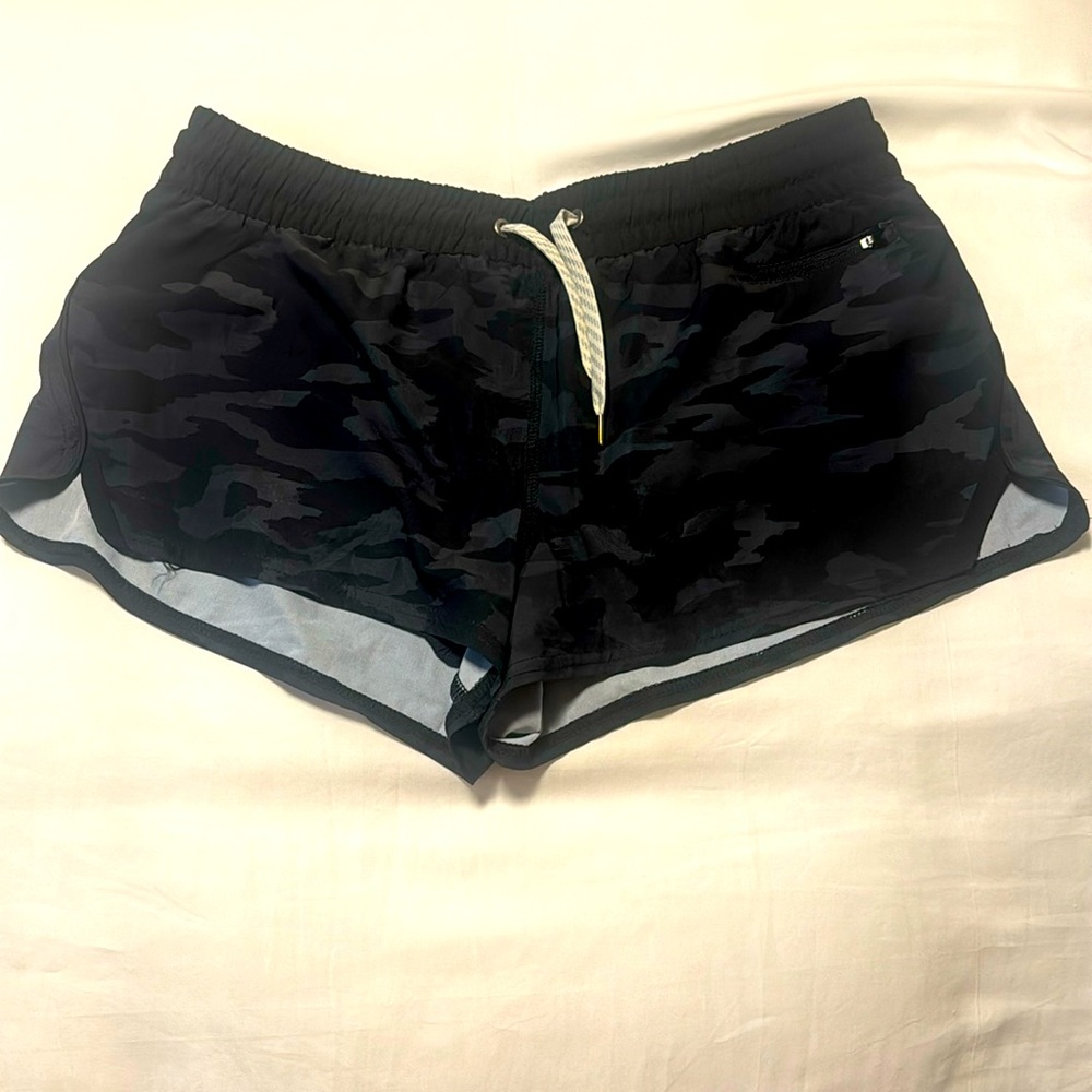 NWOT Vuori clementine  black cameo 2” shorts